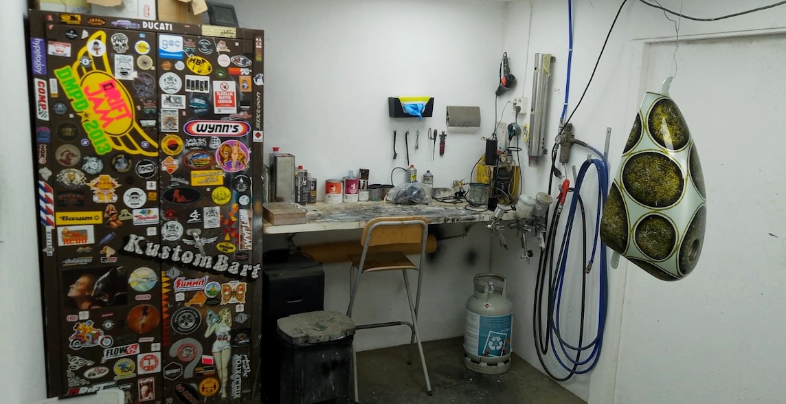 KustomBart Special Paint - Paint Booth